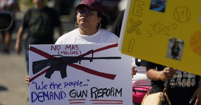Stati Uniti, la Camera approva disegno di legge che vieta la vendita di fucili semiautomatici. La lobby delle armi: “Attacco contro la libertà”