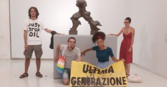Copertina di Nuova protesta di “Ultima generazione”: gli attivisti si incollano alla statua di Boccioni: “Non ci sarà arte in un pianeta al collasso”