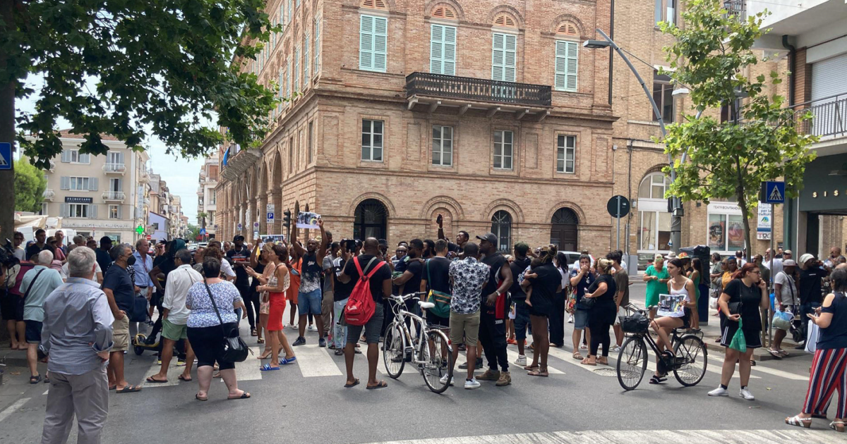 Civitanova Marche, la comunità nigeriana manifesta dopo l’omicidio dell’ambulante. Letta e Meloni: “Nessuna giustificazione”. Salvini: “Manca certezza della pena”