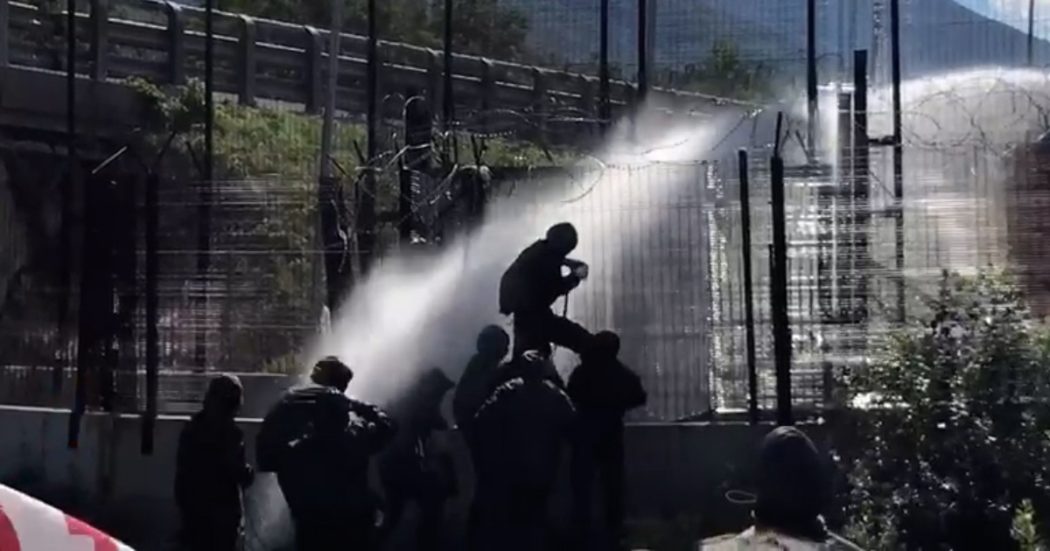 No Tav, tensione in Val Susa: lancio di pietre e petardi al cantiere di San Didero. Polizia usa idranti e lacrimogeni