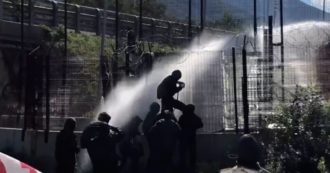 Copertina di No Tav, tensione in Val Susa: manifestanti provano a tirare giù le reti del cantiere di San Didero. Polizia usa idranti e lacrimogeni
