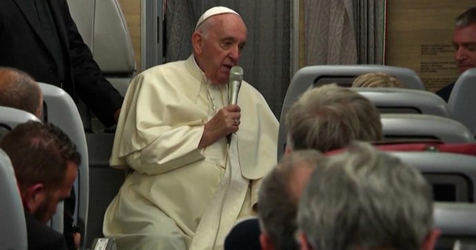 Papa Francesco e la necessità del dialogo con l’invasore: puzza, ma va fatto!