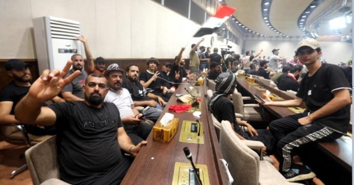Iraq, i manifestanti pro Muqtada al Sadr assaltano per la seconda volta il Parlamento di Baghdad. Appello dell’Onu alla calma