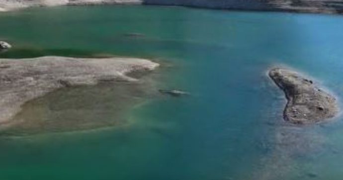 Marmolada, il lago di Fedaia mai così vuoto. Enel: “Da giugno costretti a usare l’acqua per alimentare il sistema idrico del Veneto”