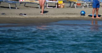 Copertina di “Ruba cellulari e portafogli sulla spiaggia”: 13enne riconosciuto dai bagnanti rischia il linciaggio a Vietri sul Mare. Salvato dai vigili