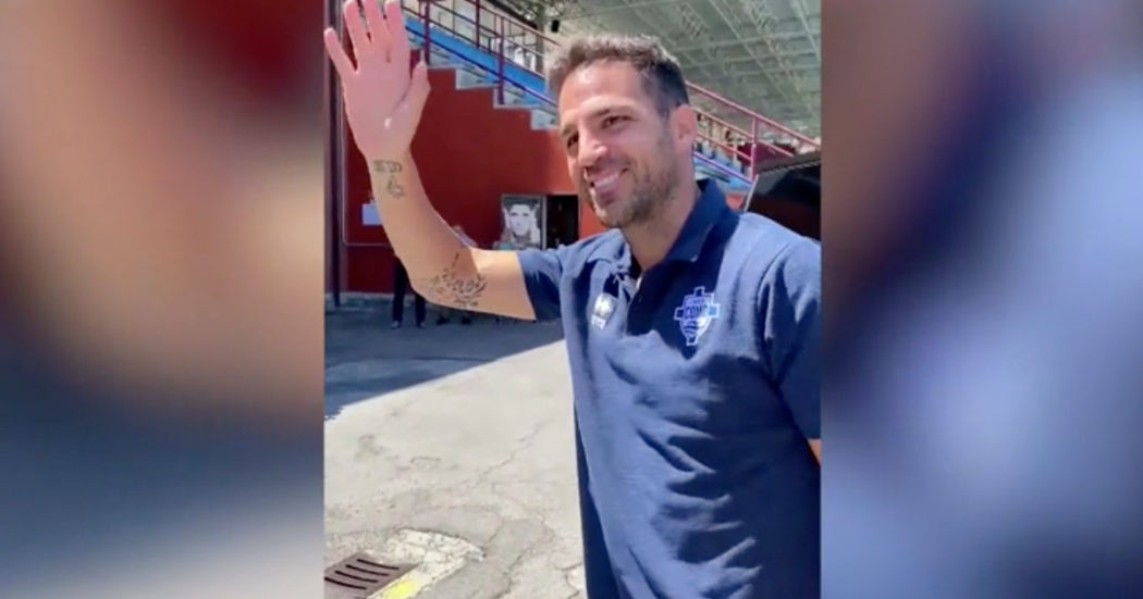 Fabregas arriva a Como: la festa dei tifosi che lo accolgono allo stadio – Video