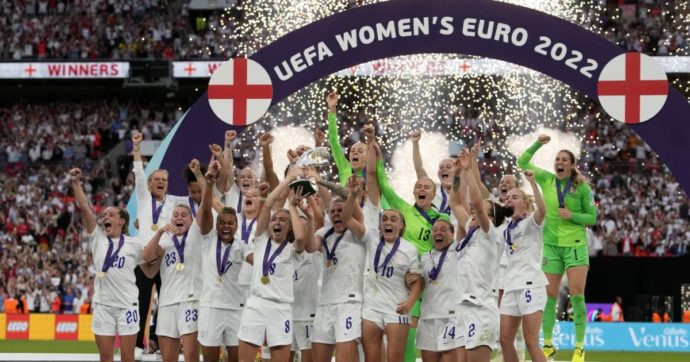 Europei di calcio femminile, l’Inghilterra trionfa ai supplementari davanti a un numero record di spettatori