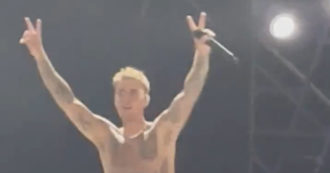 Copertina di Justin Bieber torna sul palco dopo la malattia. Al ‘Lucca Summer Festival’ il suo show è da sogno