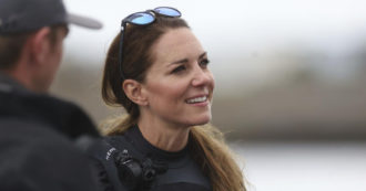 Copertina di Kate Middleton trionfa sulla nuova Zelanda in una regata, l’intesa con il capo squadra è forte