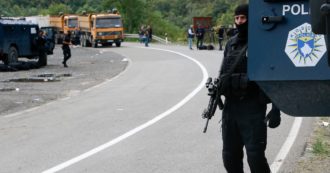 Copertina di Kosovo, tensioni al confine con la Serbia per il divieto di usare documenti e targhe di Belgrado. Misure rinviate di un mese