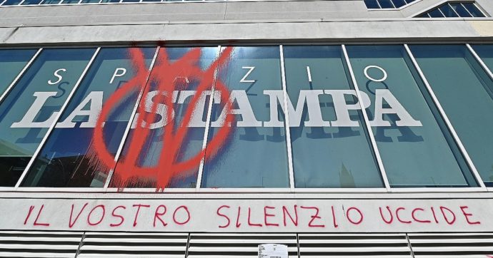 Torino, sede de La Stampa imbrattata con scritte “no vax” e no “war”. La Fnsi: “Vili attacchi non inficiano il lavoro dei colleghi”