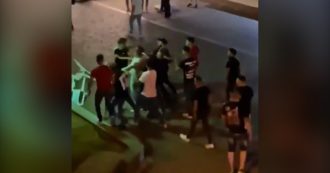 Copertina di Reggio Calabria, ragazzo picchiato da un gruppo di coetanei sul lungomare. Il sindaco pubblica il video: “Un vero e proprio pestaggio, vergogna”