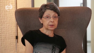 Copertina di Fine vita, l’ultimo messaggio di Elena dalla Svizzera: “Avrei preferito morire nel mio letto, con mia figlia e mio marito, ma non è stato possibile”