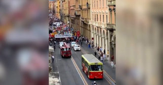 Copertina di Strage di Bologna, la partenza del corteo con lo storico bus 37 in testa: “La città non dimentica” – Video