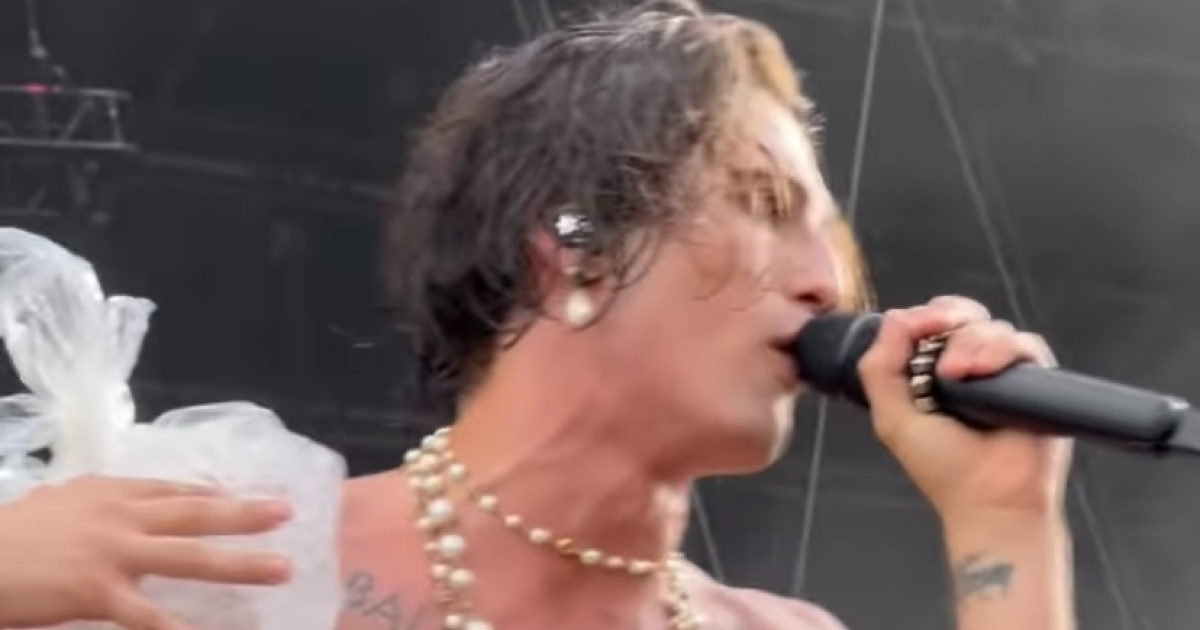 Damiano dei Maneskin si infortuna durante il concerto a Chicago: riprende a cantare con il ghiaccio sulla spalla