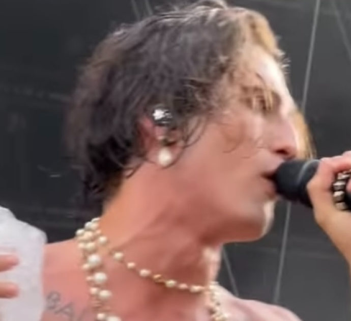 Damiano dei Maneskin si infortuna durante il concerto a Chicago: riprende a cantare con il ghiaccio sulla spalla