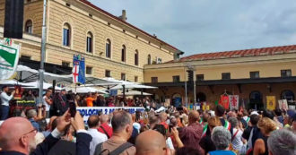 Copertina di Strage di Bologna, il triplice fischio del treno e il minuto di silenzio: l’applauso in piazza Medaglie d’oro – Video