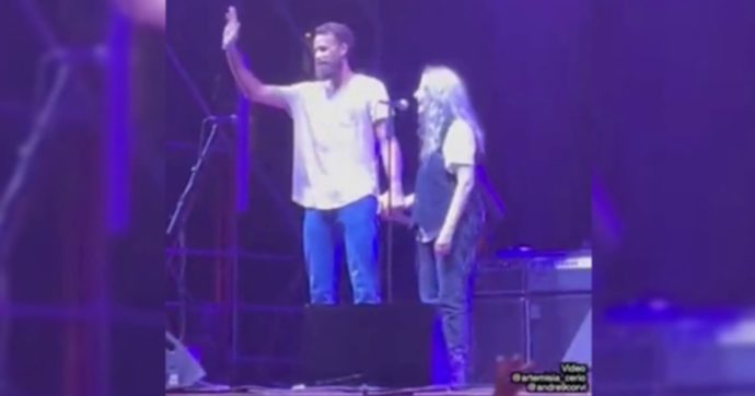 Gigi Datome sale a sorpresa sul palco durante il concerto di Patti Smith e inizia a suonare la chitarra: fan in delirio