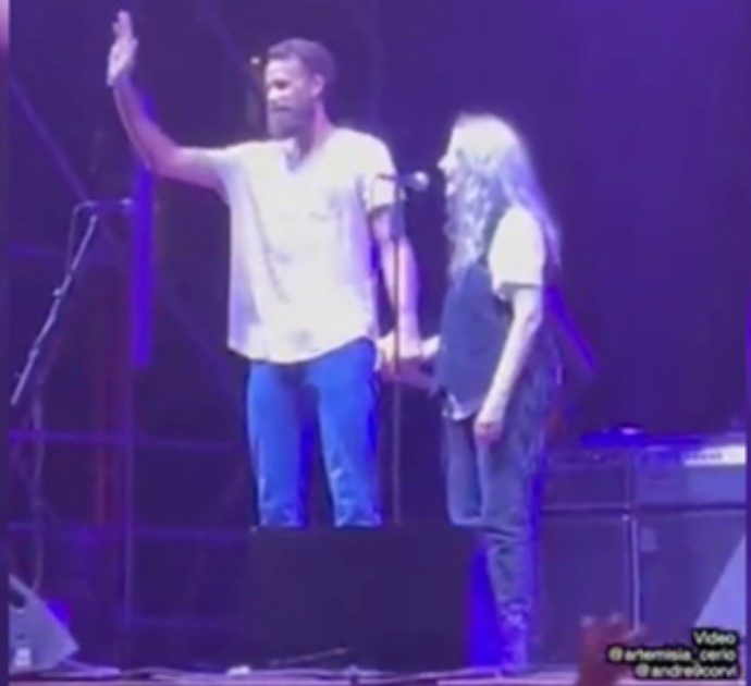 Gigi Datome sale a sorpresa sul palco durante il concerto di Patti Smith e inizia a suonare la chitarra: fan in delirio