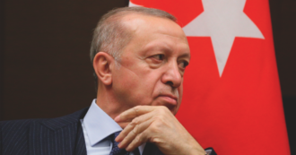 Copertina di Svezia estrada un membro del Pkk in Turchia (per entrare nella Nato) e i curdi nel Paese si ribellano: “Stoccolma viola i diritti umani”