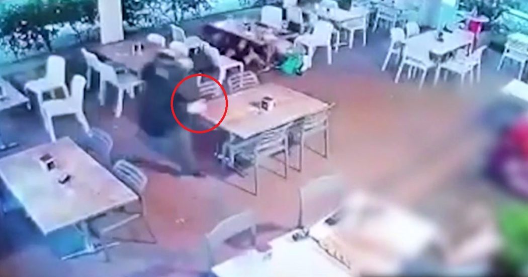 Pescara, il video dell’agguato in centro: il killer col casco integrale entra nel dehors e spara a bruciapelo