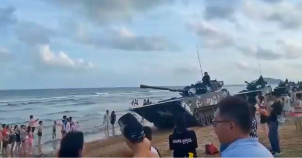 Pelosi è a Taiwan, la Cina schiera i carri armati sulla spiaggia tra i bagnanti – Video
