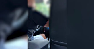 Copertina di Selvaggia Lucarelli litiga con un tassista senza pos: “Si vergogni”. Poi l’apparecchio salta fuori: “Tutto questo giochino per non pagare le tasse?” – Video