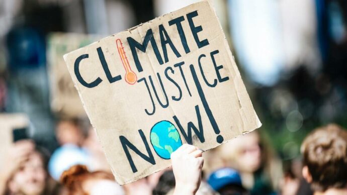 Rapporto Oxfam, lo 0,1% più ricco inquina più di 3,5 miliardi di persone: “Incendiano il pianeta e noi paghiamo gli estintori”