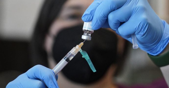 Covid, l’Agenzia europea del farmaco dà il via libera ai vaccini adattati per Omicron
