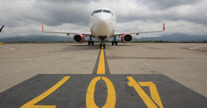 Tragedia in volo, steward ha un infarto e muore a bordo dell’aereo: inutile l’atterraggio di emergenza