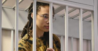Copertina di Brittney Griner, la Russia apre a uno scambio di prigionieri: la via del dialogo Biden-Putin per liberare la campionessa di basket Usa