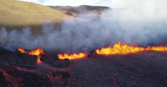 Copertina di Islanda, in eruzione la fessura vulcanica vicino alla capitale Reykjavik: le immagini sono spettacolari – Video