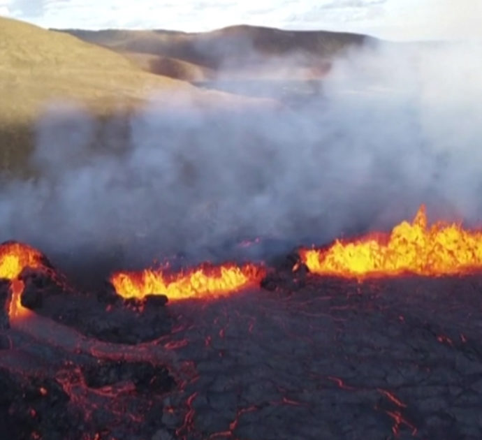 Islanda, in eruzione la fessura vulcanica vicino alla capitale Reykjavik: le immagini sono spettacolari – Video
