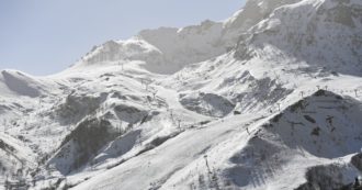 Copertina di Monte Bianco, il sindaco di Saint-Gervais: “Scalare è pericoloso, chi vuole arrivare in cima paghi 15mila euro di cauzione”