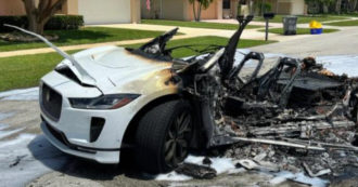 Copertina di Jaguar elettrica prende fuoco durante la ricarica. Il proprietario: “Ci sono stati degli scoppi e poi è stata avvolta dalle fiamme”