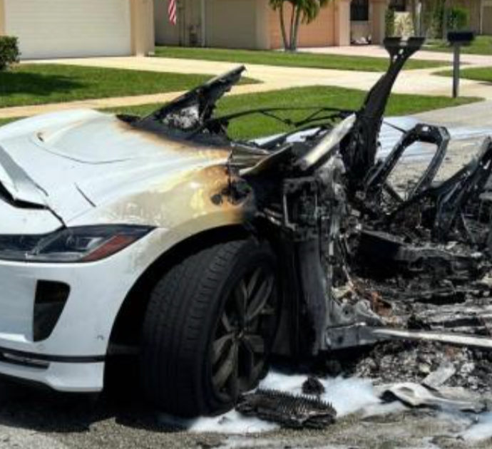 Jaguar elettrica prende fuoco durante la ricarica. Il proprietario: “Ci sono stati degli scoppi e poi è stata avvolta dalle fiamme”