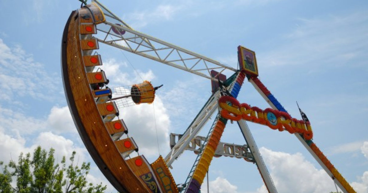 Entra di nascosto con gli amici in un luna park ancora chiuso e cade da una giostra: 14enne muore sul colpo