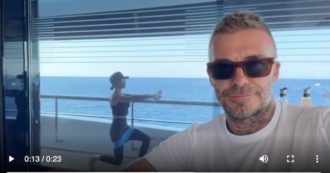 Copertina di David Beckham filma la moglie Victoria mentre lei fa gli esercizi per i glutei: “Non posso prendere il mio caffè in pace” – Video