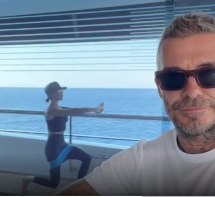 David Beckham filma la moglie Victoria mentre lei fa gli esercizi per i glutei: “Non posso prendere il mio caffè in pace” – Video