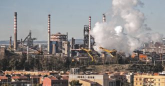 Copertina di Taranto, la nuova emergenza è il benzene. L’Arpa ad Acciaierie d’Italia: “Intervenire subito per ridurre le emissioni”