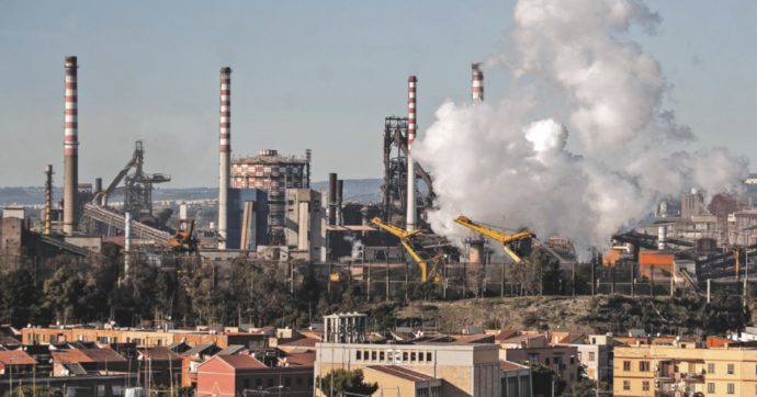 Taranto, la nuova emergenza è il benzene. L’Arpa ad Acciaierie d’Italia: “Intervenire subito per ridurre le emissioni”