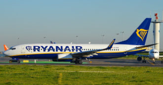 Copertina di Ryanair, mamma fermata al gate prima di prendere il volo per Palma di Maiorca: le figlie di 9 e 11 costrette a viaggiare sole senza di lei