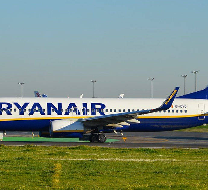 Ryanair, mamma fermata al gate prima di prendere il volo per Palma di Maiorca: le figlie di 9 e 11 costrette a viaggiare sole senza di lei