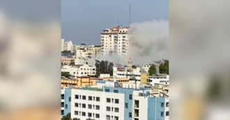 Copertina di Gaza, raid israeliani colpiscono zona residenziale: il video girato tra i palazzi distrutti