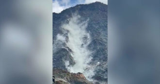 Copertina di Siccità, crollo di pietre dal Monte Bianco lungo la via normale francese. Il sindaco di Saint-Gervais: “Troppi escursionisti in cerca della morte” – Video