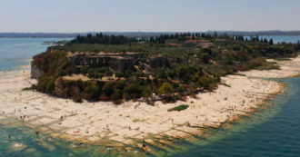 Copertina di Siccità, il lago di Garda è ai minimi storici: a Sirmione l’acqua si ritira e il fondale affiora asciutto – Video