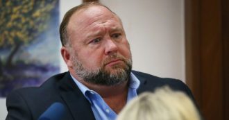 Copertina di Alex Jones, il complottista di estrema destra che negava Sandy Hook condannato a pagare 4 milioni di dollari