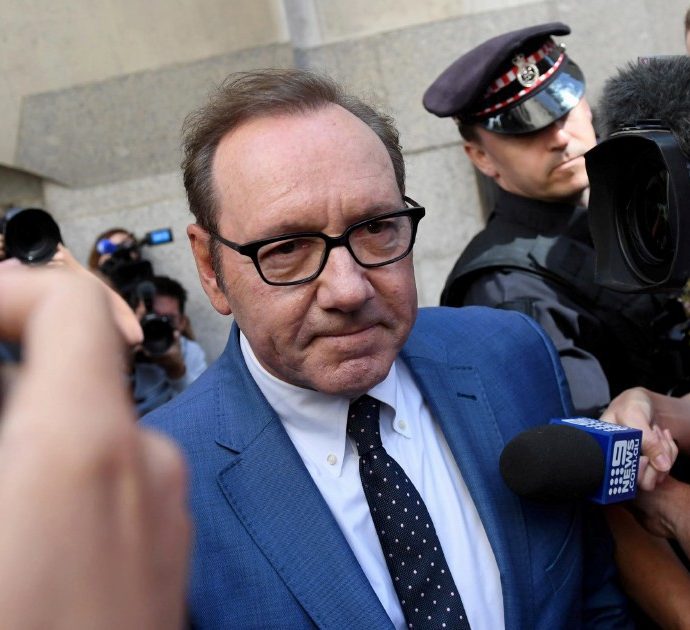 Kevin Spacey, archiviate parte delle accuse. Lui: “Mio padre neonazista e suprematista bianco, per questo non avevo dichiarato di essere gay”