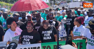 Copertina di “Giustizia per Alika”, il corteo per il nigeriano ucciso in strada a Civitanova Marche: alla manifestazione anche la moglie – Video