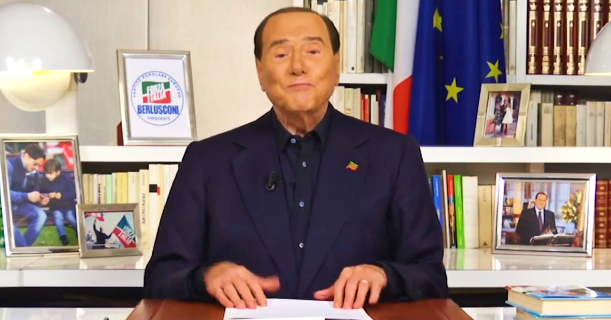 Berlusconi riscrive la fine del governo Draghi: “Colpa di M5s e Pd” (ma fu Forza Italia a non votare la fiducia)